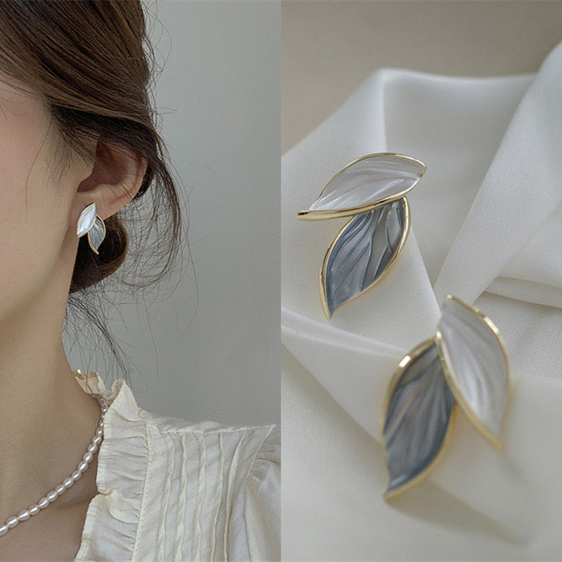 Dual tone leaf earring