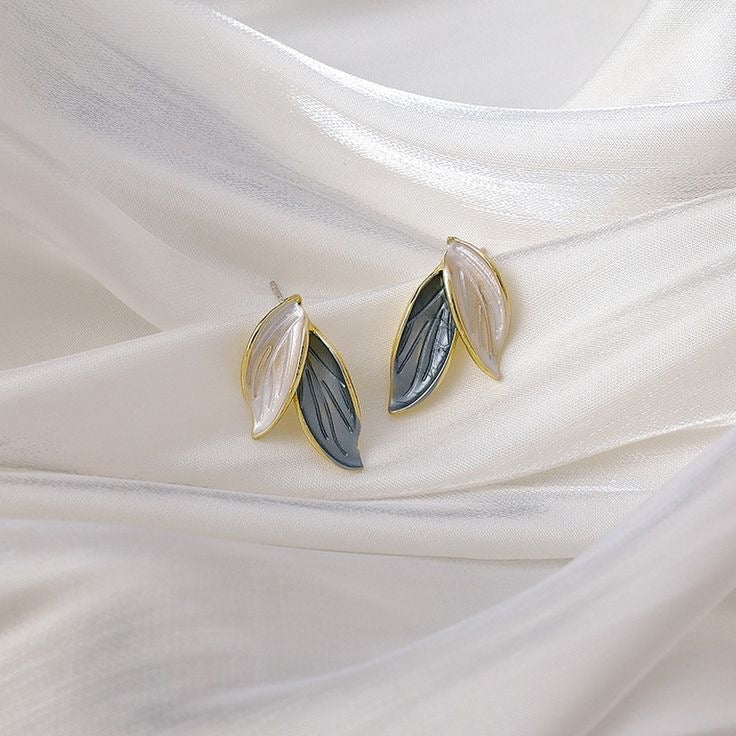 Dual tone leaf earring